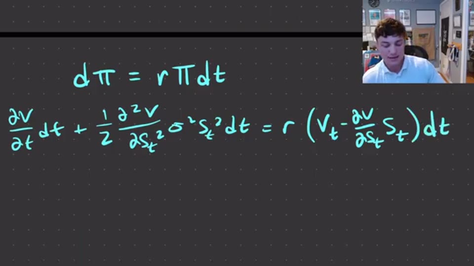 由 $d\Pi = r\Pi\, dt$ 出發代入期權微分與組合持倉（截圖出自原片（Roman Paolucci，2026）：對沖後的確定性組合變化等於無風險利率累積）