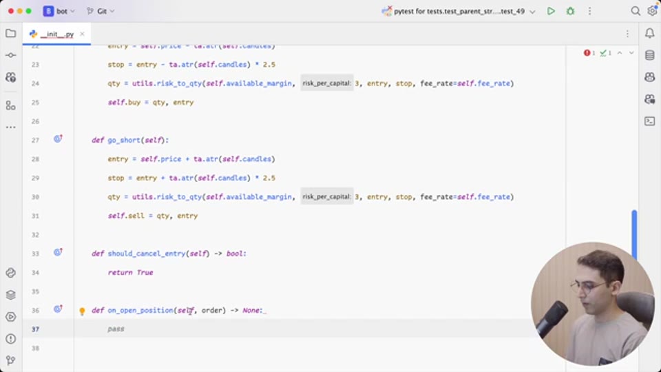 策略程式碼：go_short 方法、risk_to_qty 倉位計算與 should_cancel_entry（截圖出自原片（Algo-trading with Saleh））